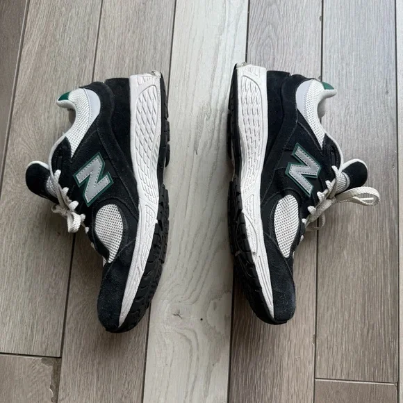 New Balance 2002R Black and White Shoes with Green Details - Picture 2 of 9